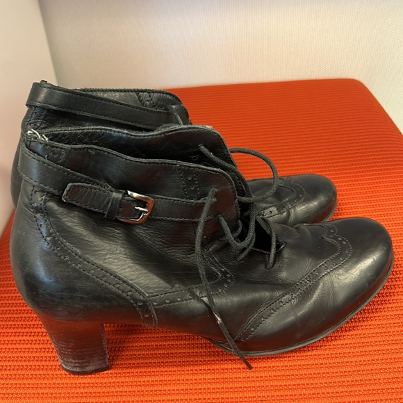 Black lace up booties. Arnold Churgin. Super soft leather. - Picture 3 of 7
